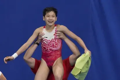 La china Quan, evoca con dos dieces en la piscina