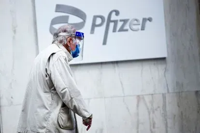 La FDA recomienda la tercera dosis de la vacuna contra la covid a los mayores de 65 años