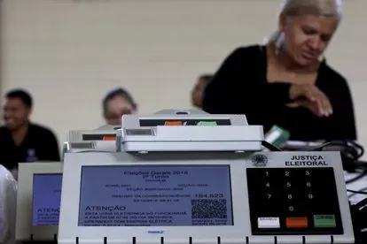 La estrategia de Bolsonaro para cuestionar la urna electrónica que Brasil usa hace 25 años