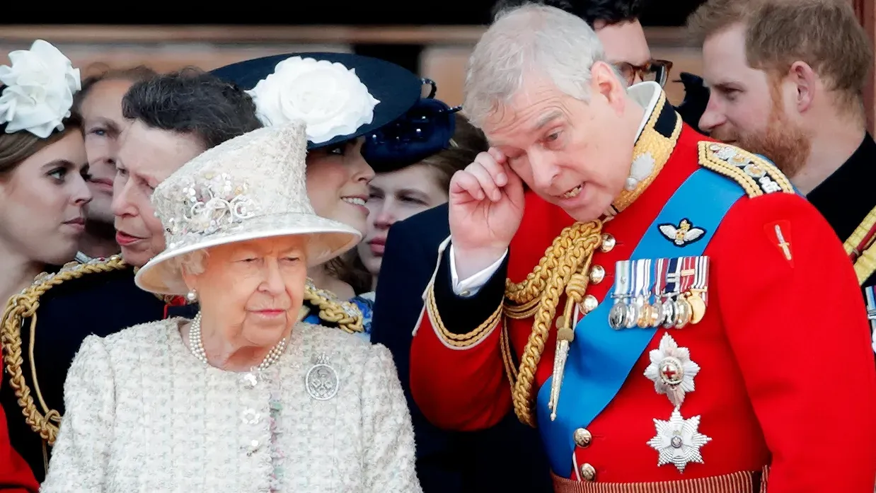La reina Isabel II retira a su hijo Andrés todos los títulos patronatos reales