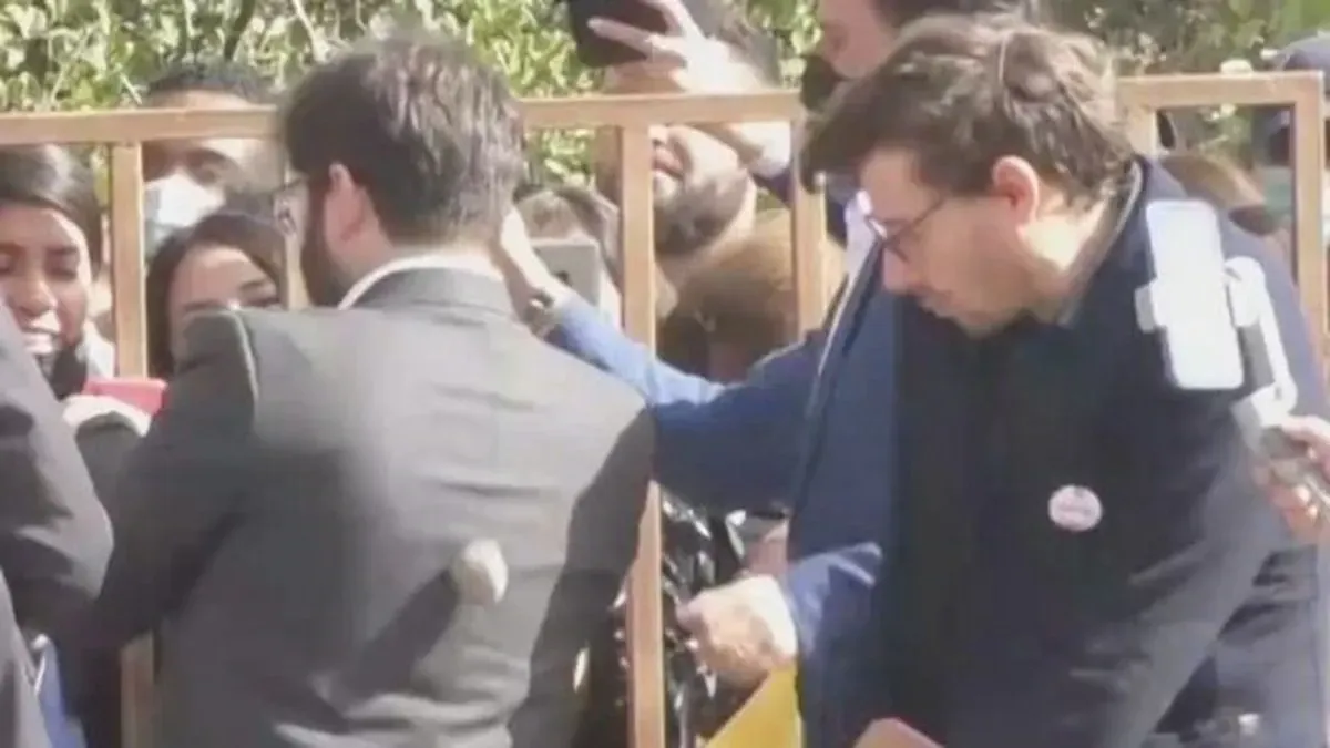 Le lanzan una piedra al presidente Gabriel Boric