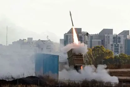 Lluvia de cohetes de Hamás contra las defensas de ‘hierro’ de Israel