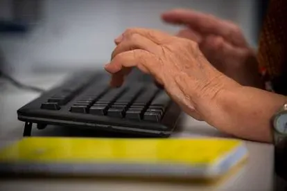 Los mayores de 74 años conectados al mundo del internet