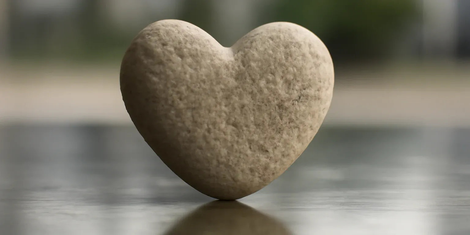 Qué es el love bombing y cómo identificarlo en relaciones personales