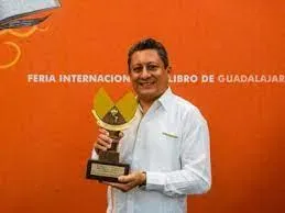 Luis Antonio Canché Briceño, recibe premio de Literaturas Indígenas de América