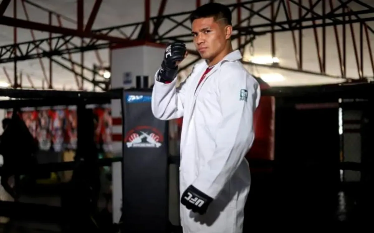 Médico del IMSS va de Covid-19 a UFC.