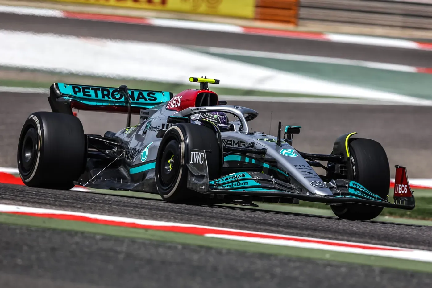 Mercedes con los últimos ensayos previos al Mundial de F1 con un coche con unos pontones mínimos