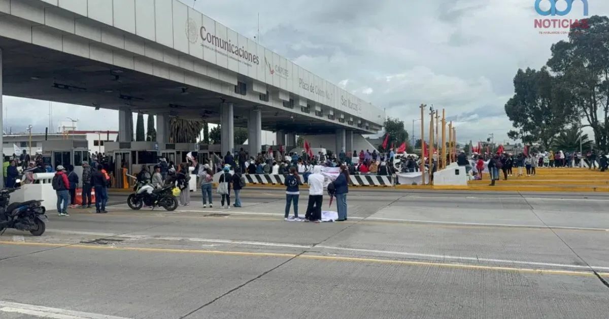 Miembros de la CNTE ocupan caseta en autopista México-Puebla.