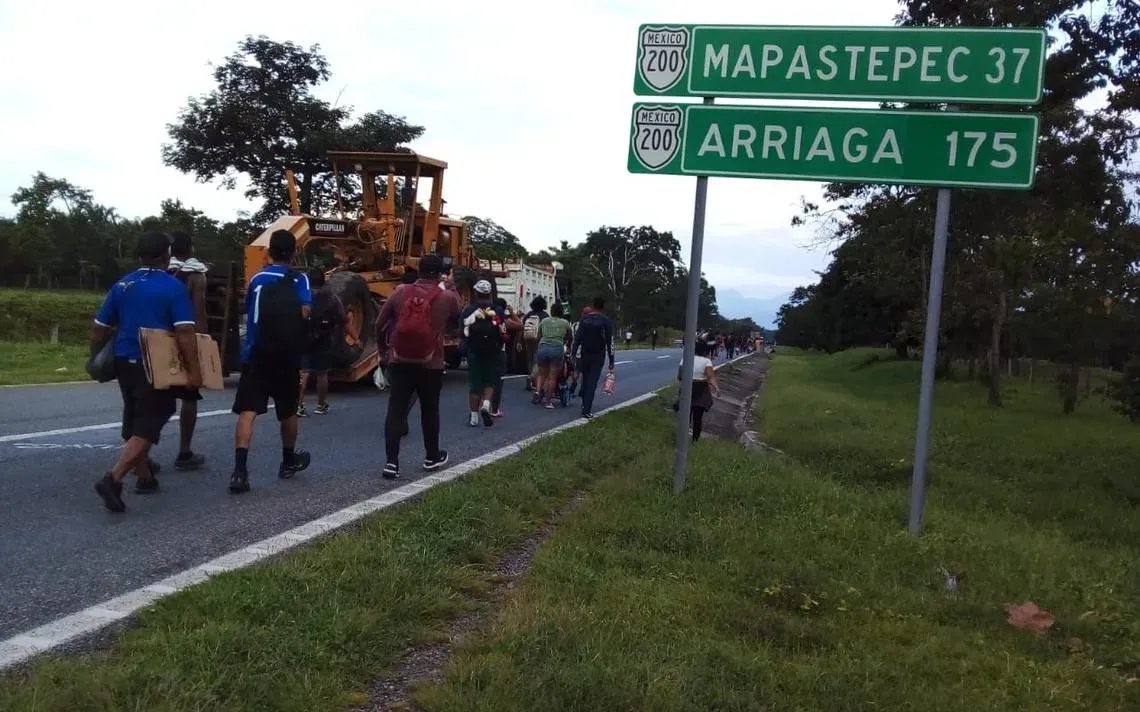 Migrantes continúan su trayecto con dirección a Escuintla, Chiapas