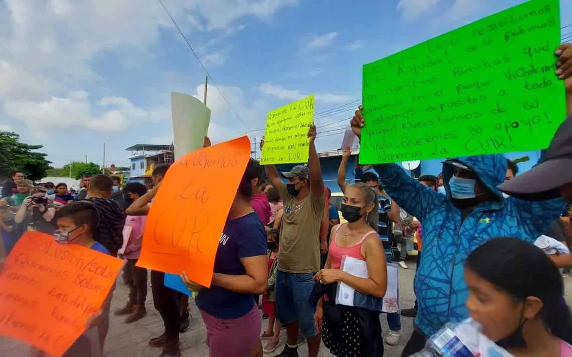 Migrantes protestar frente a las oficinas de la Comar
