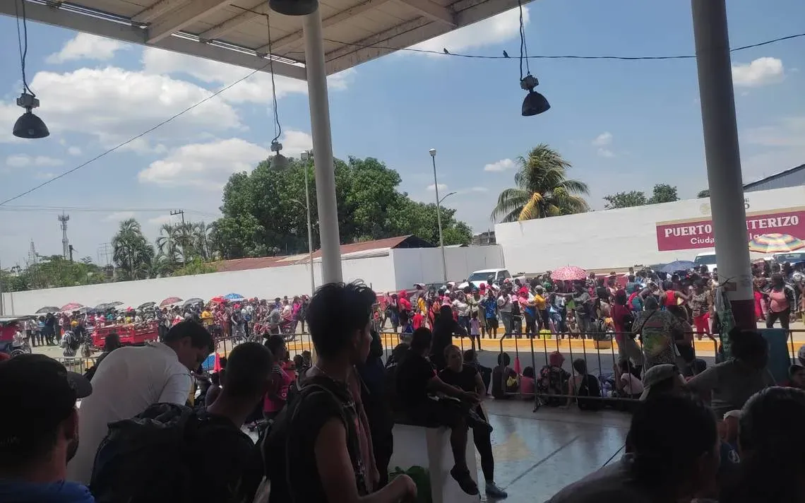 Migrantes se manifiestan en las oficinas de migración en Suchiate