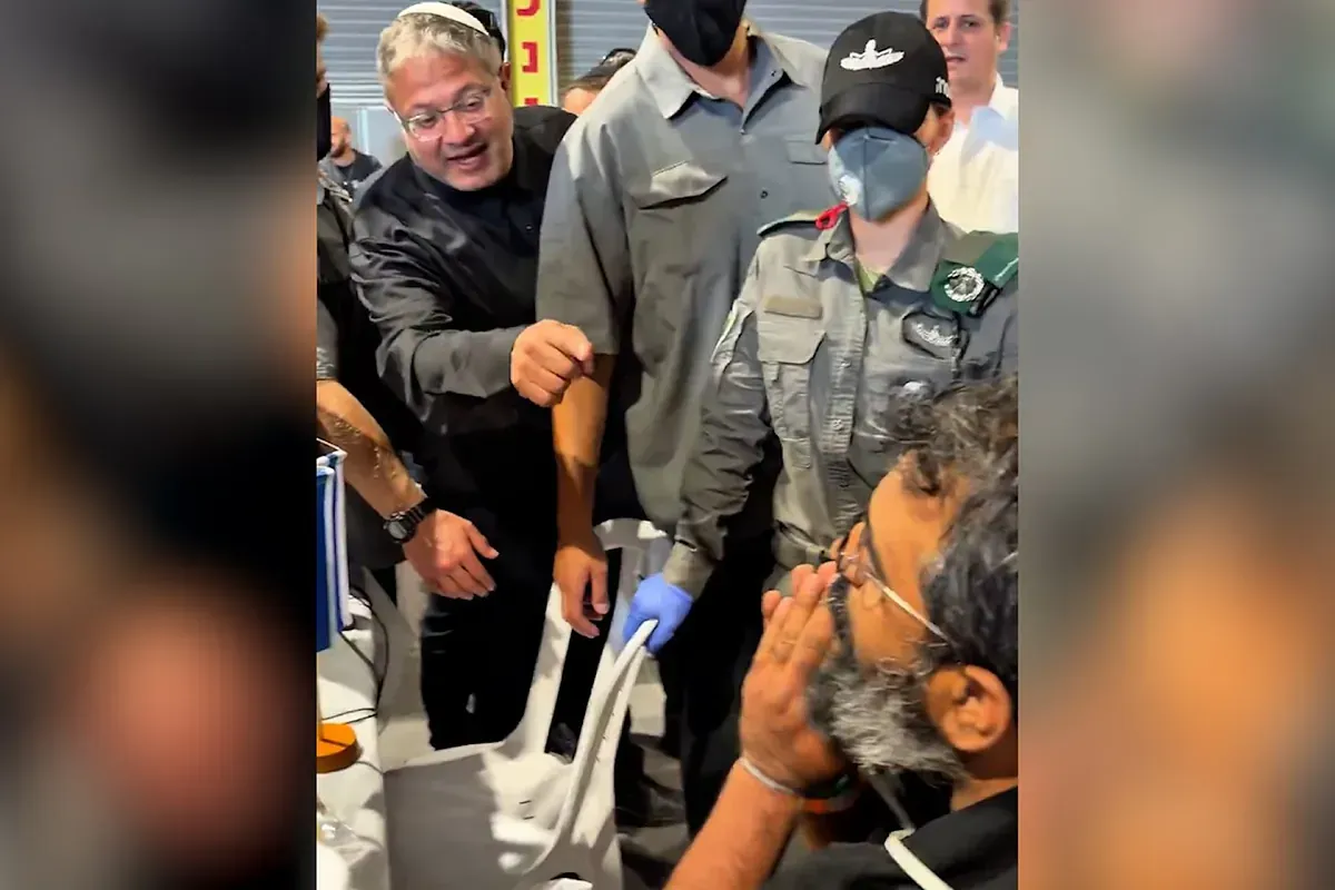 Ministro Ben Gvir frente a activistas detenidos