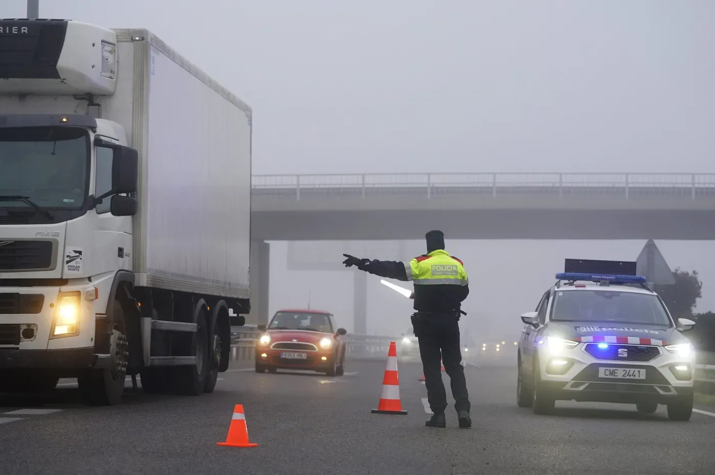 Mueren 3 personas en un accidente de tráfico múltiple en la autopista AP-2