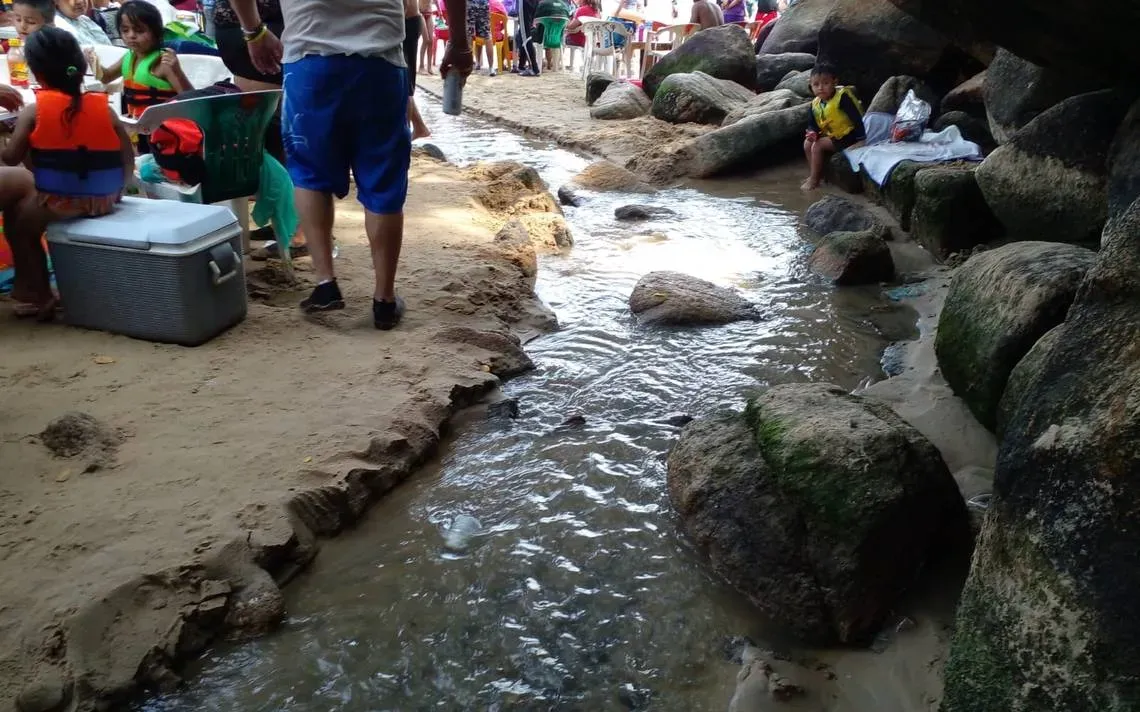 Nauseabundo olor en las playas de Acapulco aleja a turistas