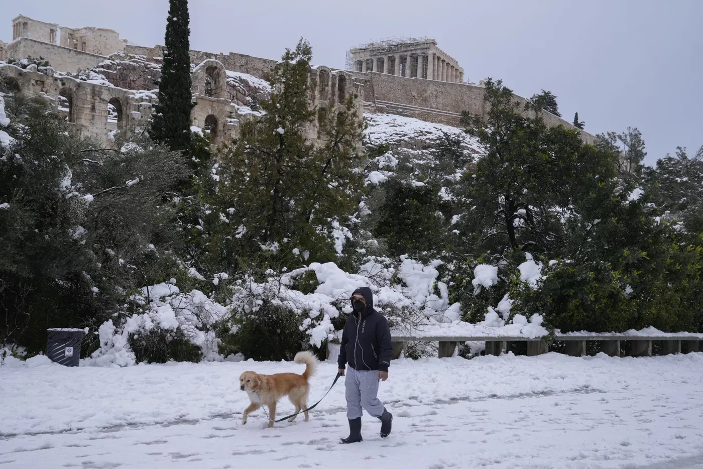 Nevada en Atenas paraliza actividades; solo permanecen abiertos los supermercados, gasolineras y farmacias
