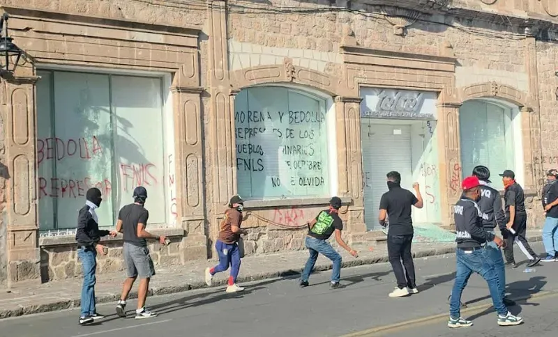 Normalistas Protestan en Morelia: Caos Total