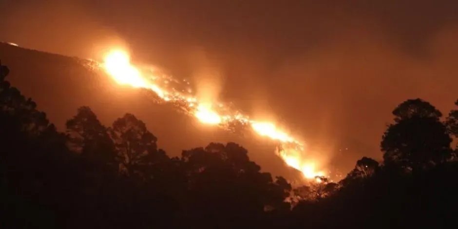 Nuevo León bombardea las nubes para frenar un incendio en la sierra de Santiago