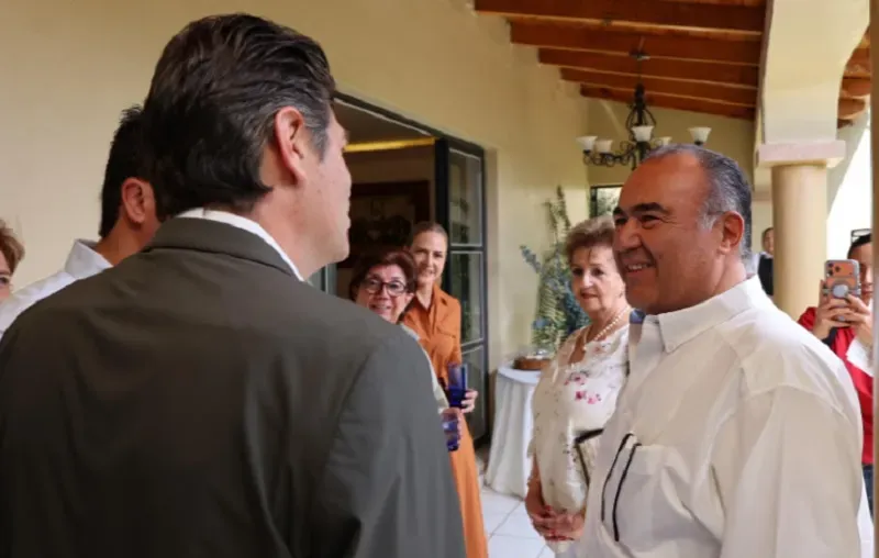 ¡Oink! Alfonso se reunió con criadores porcinos en La Piedad.
