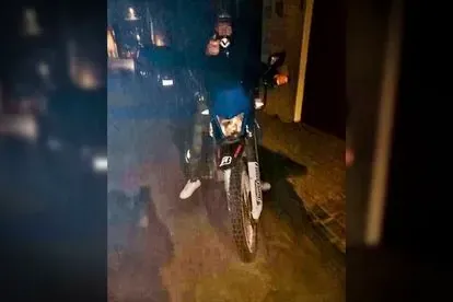 Paula Ruiz, expone el rostro de su asesino mientras le apunta con un arma