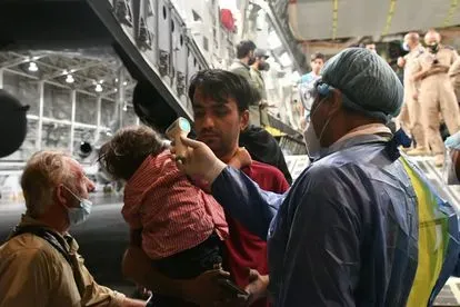 Periodistas afganos y sus familias han aterrizado en México