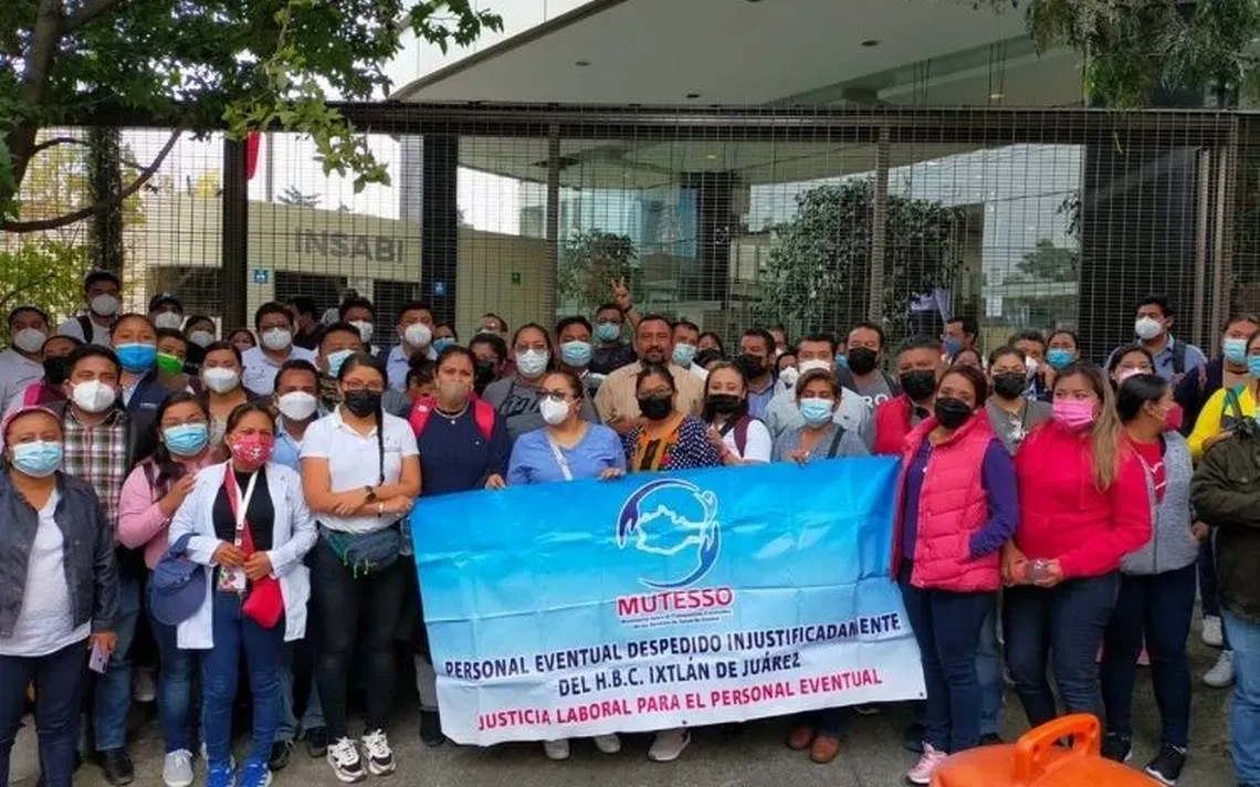 Personal medico retienen a funcionarios del Insabi en CDMX
