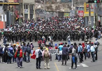 Perú se declara en estado de emergencia ante el aumento de las protestas