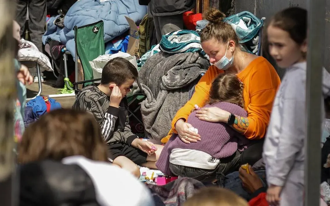 Refugiados rusos y ucranianos montan campamento en Tijuana