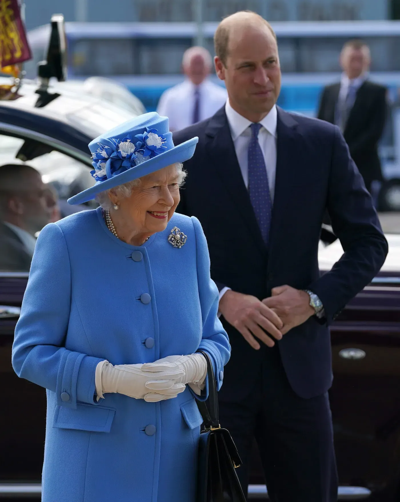 Reina Isabel II “aterrorizada” de que Guillermo de Inglaterra pilota helicópteros con toda su familia