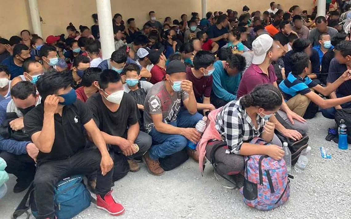 Rescatan en Cadereyta 327 migrantes hacinados