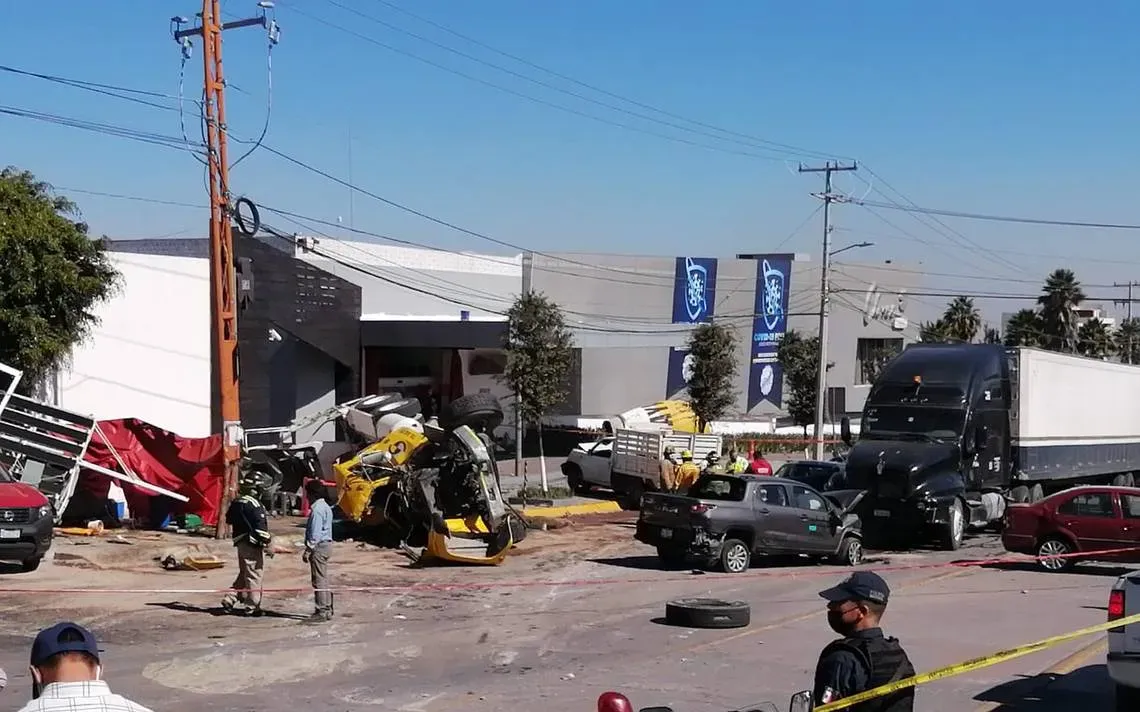 San Luis Potosí: una revolvedora de concreto se quedó sin frenos