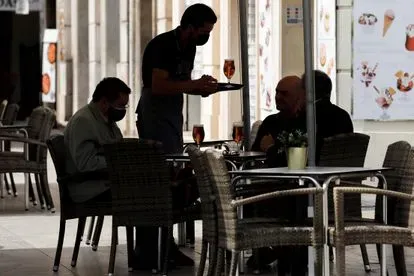 Sanidad y las comunidades consienten restricciones en hostelería y ocio obligatorias hasta que el 70% de la población esté vacunada