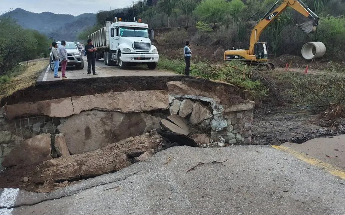 SCT trabaja en tramos afectados por fuertes lluvias en Oaxaca
