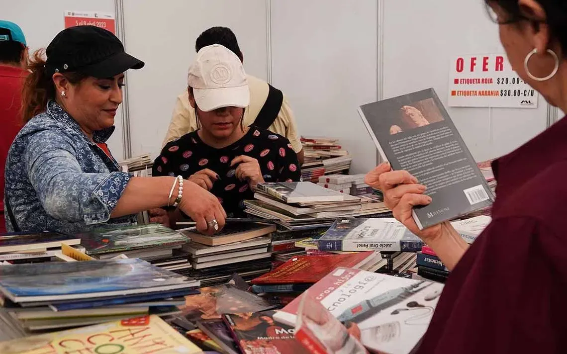 Según el Inegi, las mujeres buscan más libros de autoayuda que los hombres