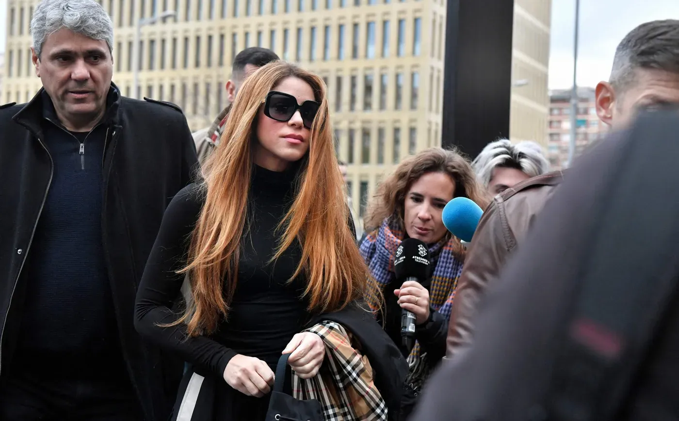 Rumores de Shakira en una relación sentimental con su instructor de surf