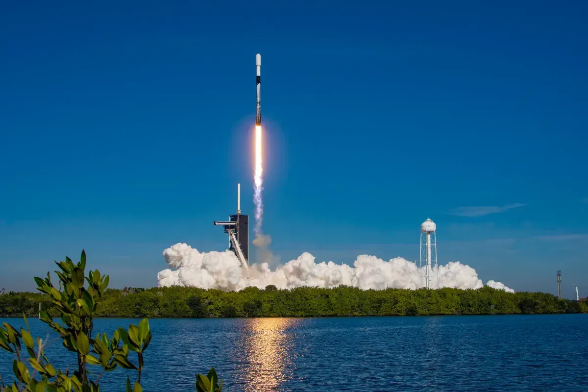 SpaceX recibe luz verde para 7,500 satélites