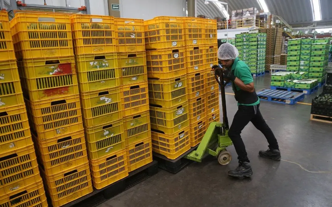 Superávit comercial de México con nueve mil 500 mdd