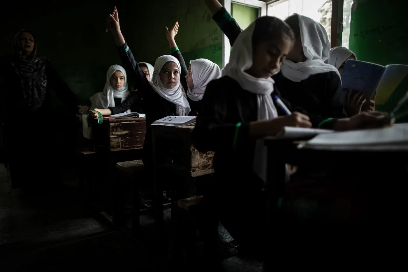 Talibanes cierran los institutos educativos de niñas