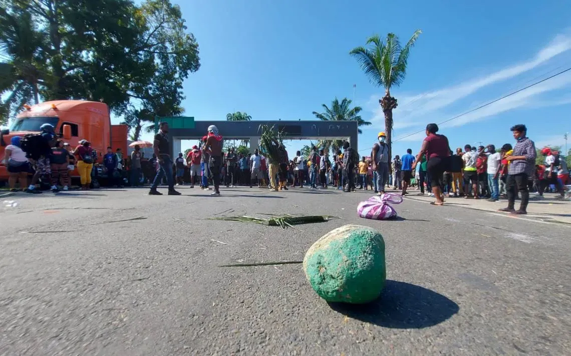 Tapachula: Migrantes bloquean paso y exigen al INM que cumplan con traslados