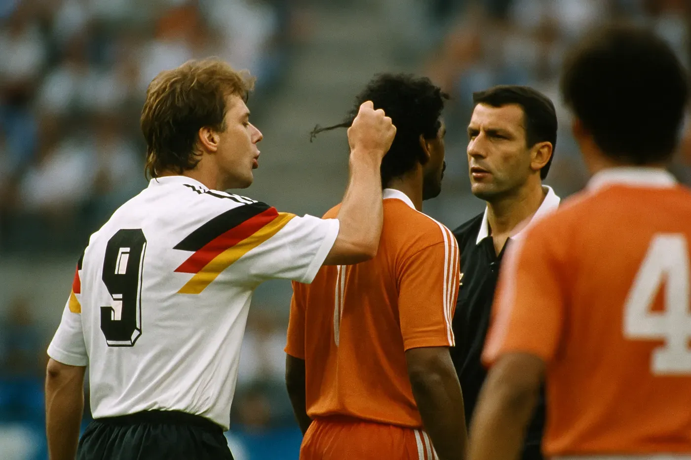 tirón de pelo y escupitajo en Alemania-Holanda 1990 generan polémica