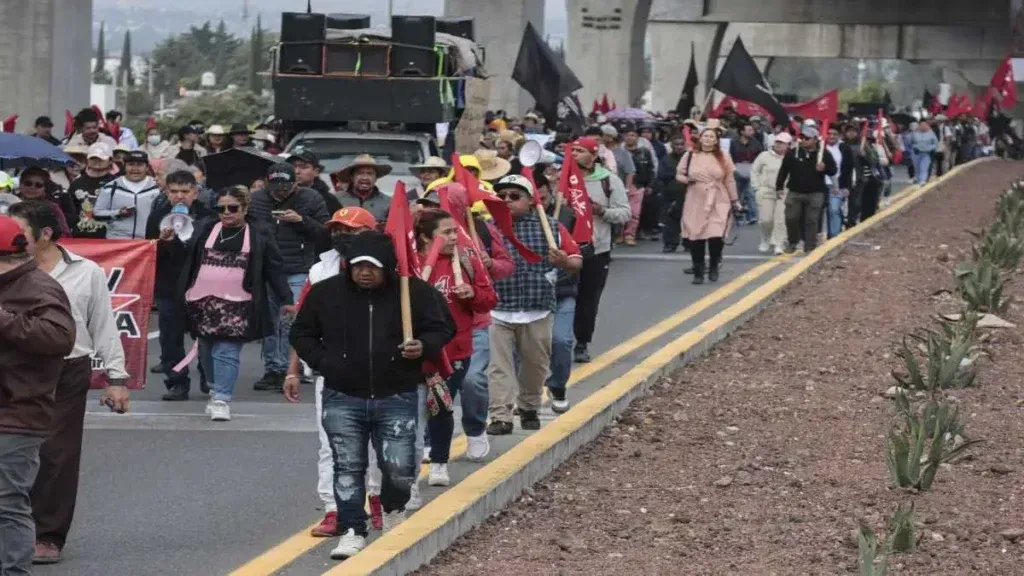 Tráfico intenso en México-Puebla por protesta.