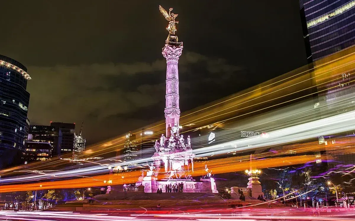 Tremendo susto causó la caída de elevador para autos en la CDMX