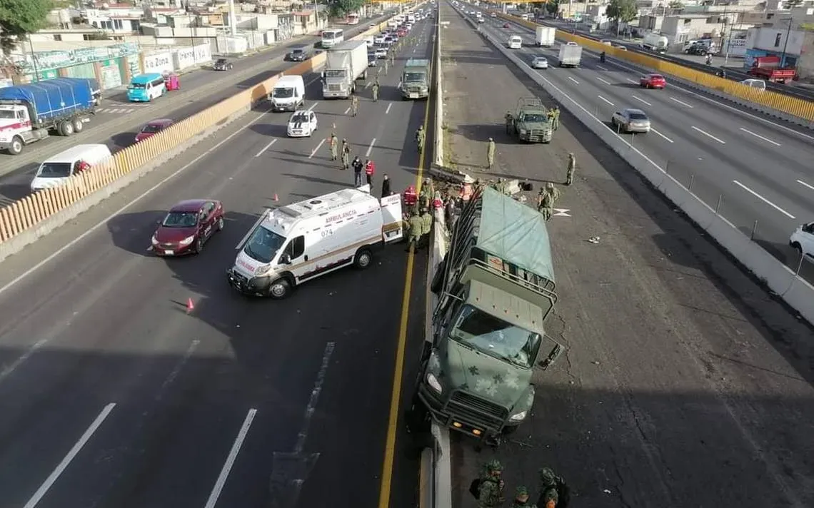 Tres militares heridos por choque en Chalco