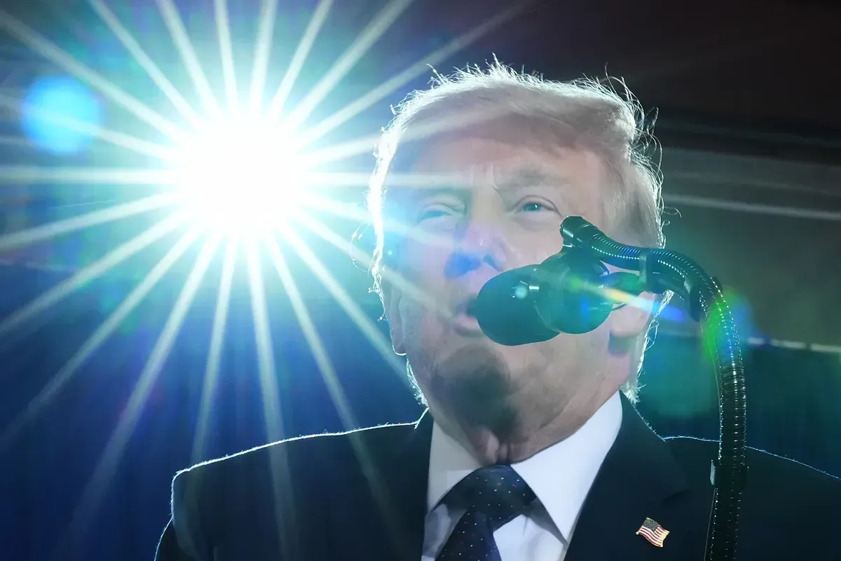 Trump se ausenta de la boda por crisis.