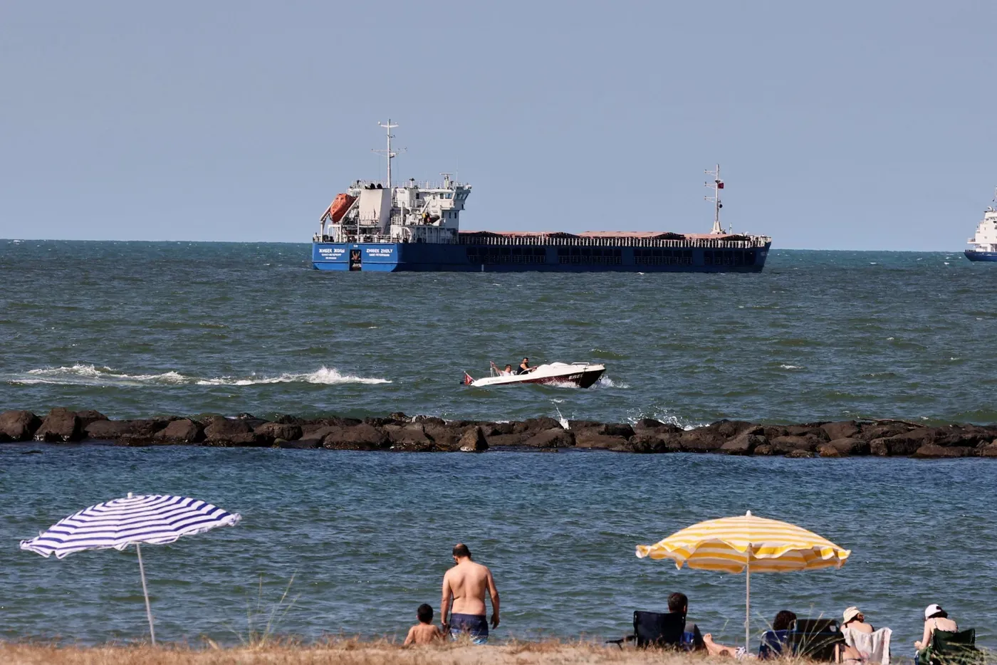 Retienen un buque ruso con toneladas de trigo presuntamente robado de Ucrania