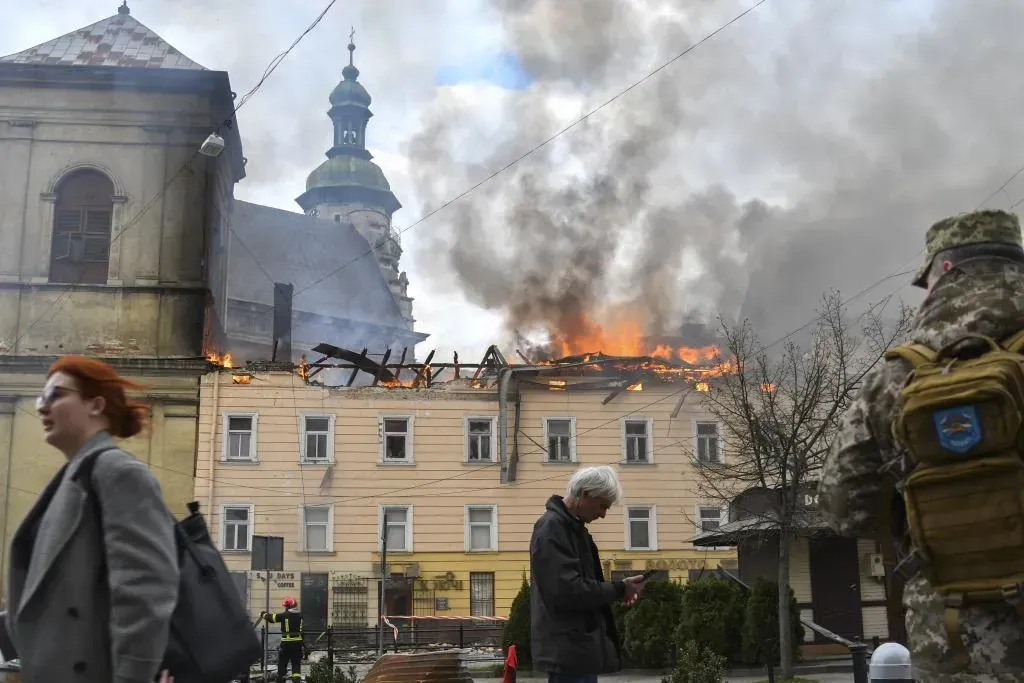 Ucrania sufre devastador ataque aéreo diurno.