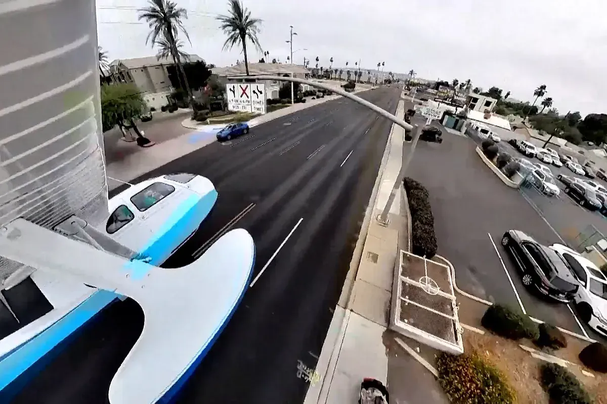 Un dron registra un hidroavión aterrizando en la calle.