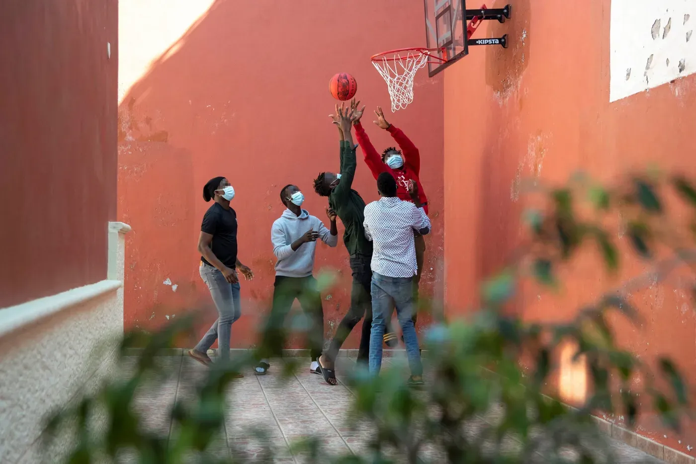 Dicta prisión un juez para dos jefes que trasladaba a menores migrantes de Canarias a la Península