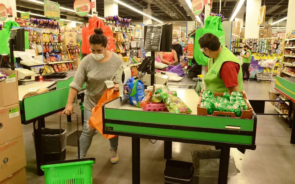 Usan tarjetas de crédito para compras de canasta básica ante la recesión: Bancos