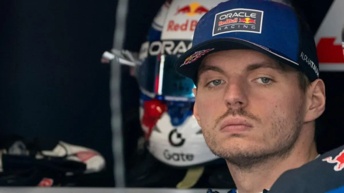 Verstappen se expresa de nuevo frustrado.