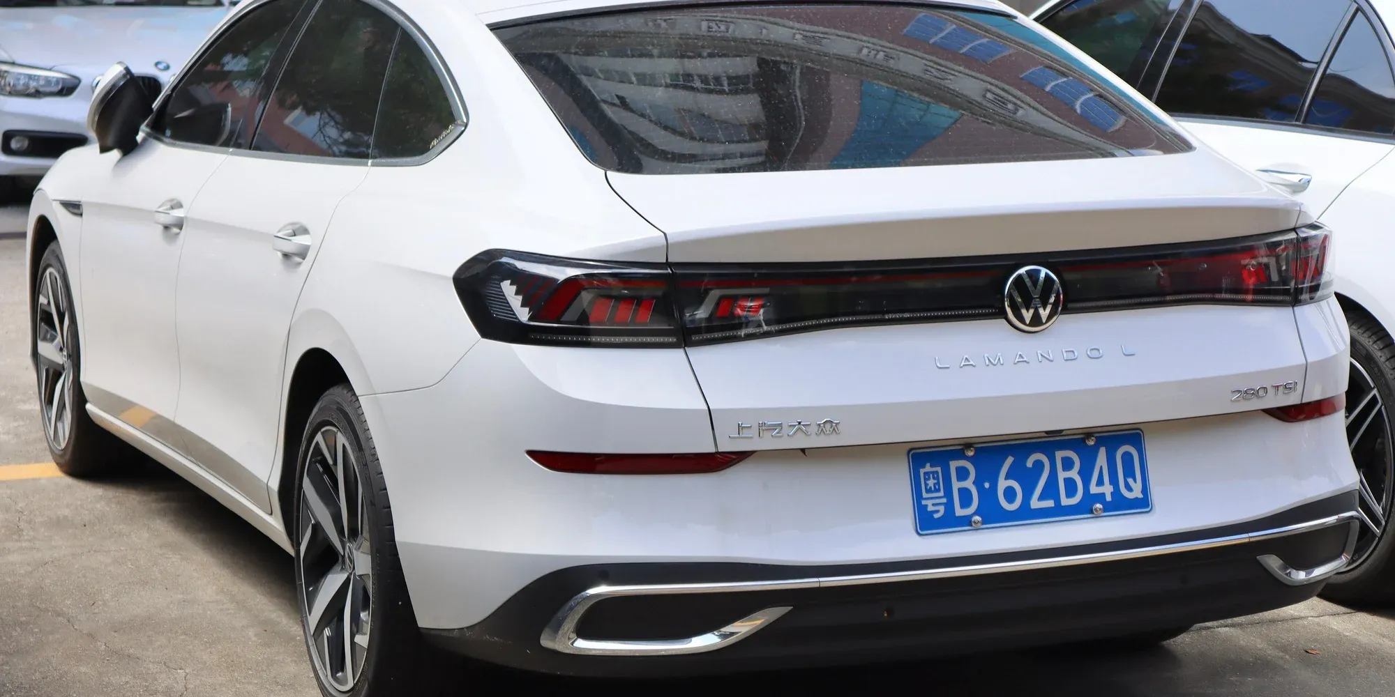 Lamando L sedan
